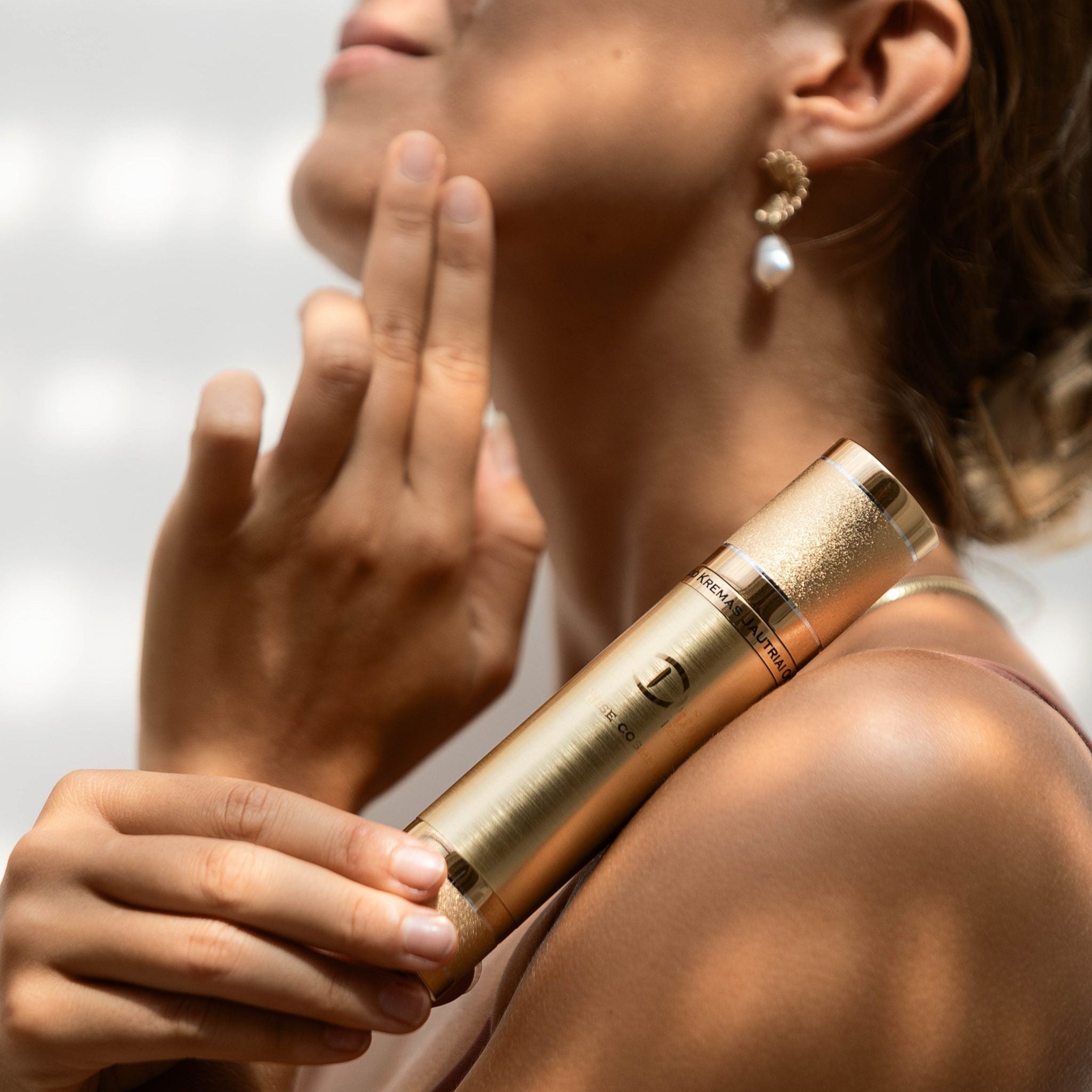 Veido kremas jautriai odai