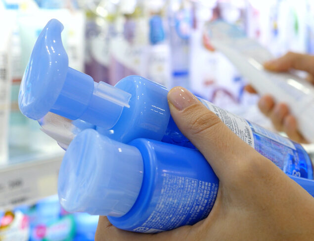 Kosmetikos etikeciu skaitymas